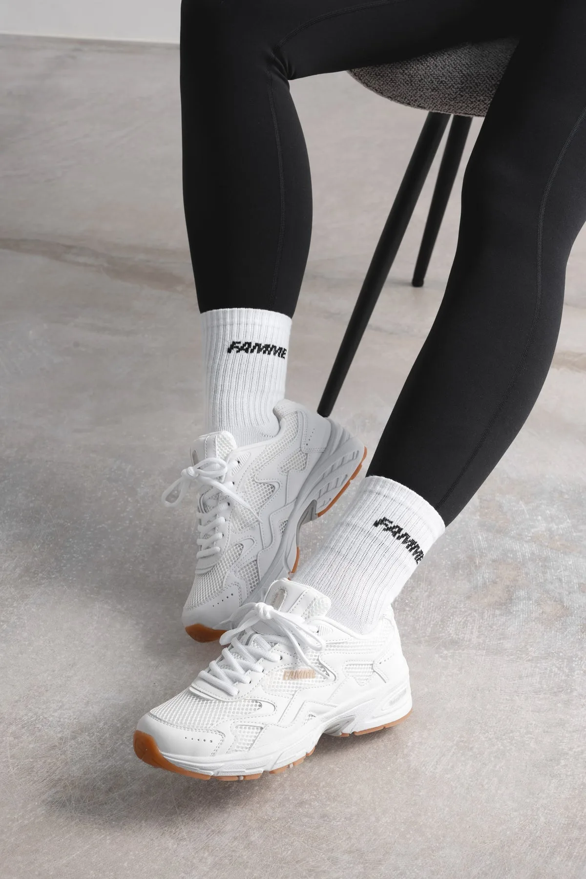 Hvite 90S Trainers stylet med sorte tights og hvite sokker