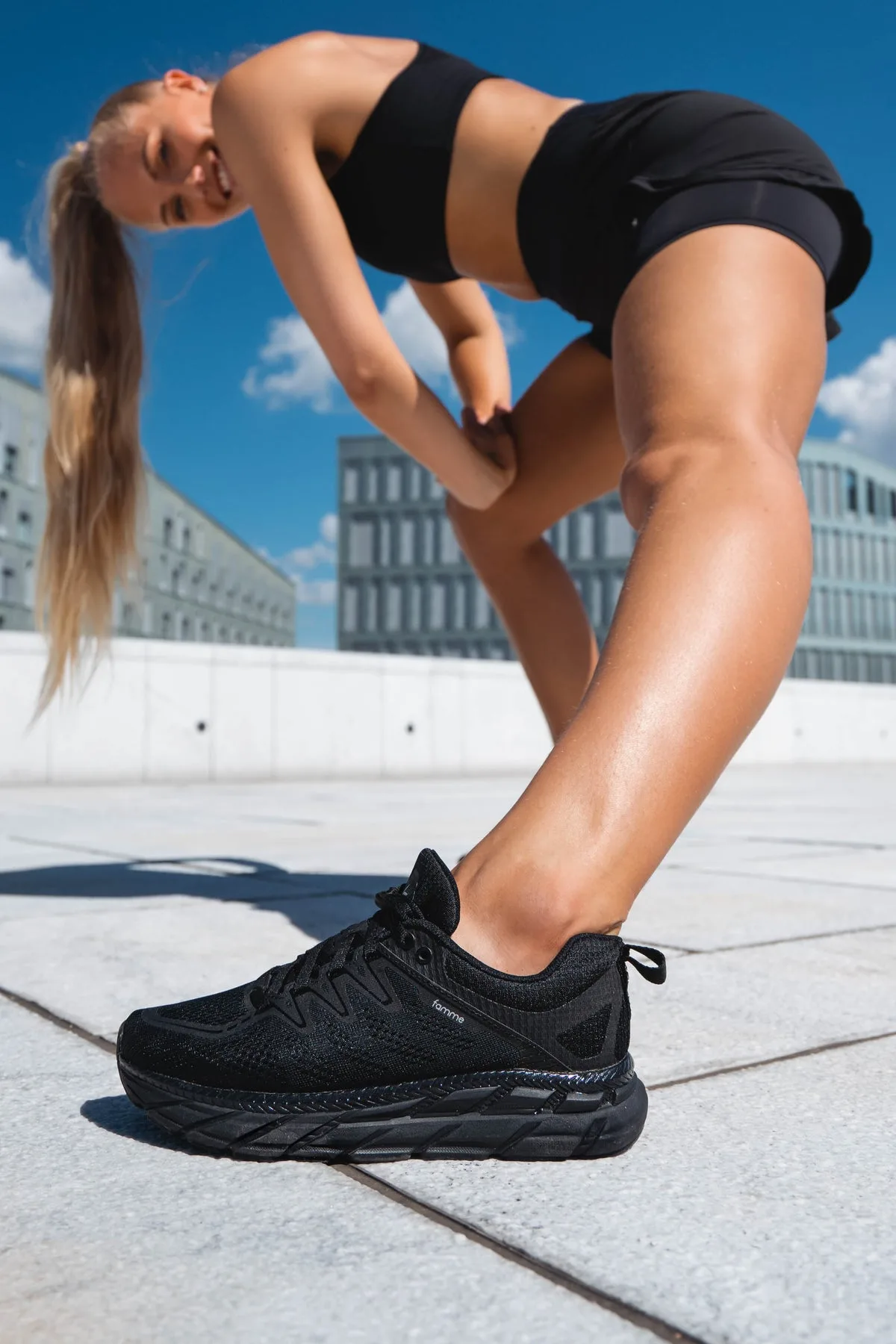 Løper med sorte Endorphin RX1 i byen