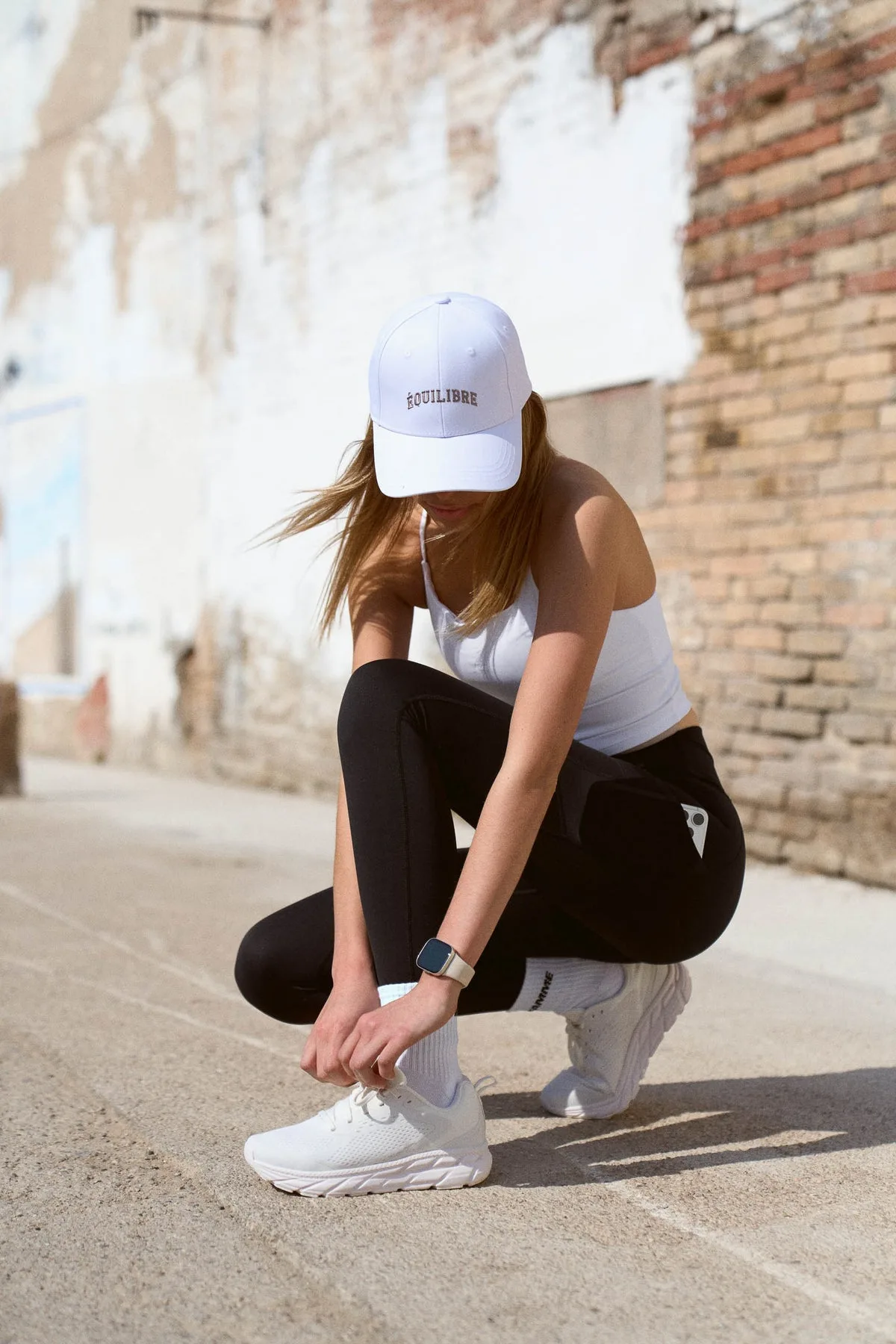 Løper som knyter hvite Endorphin RX2 utendørs