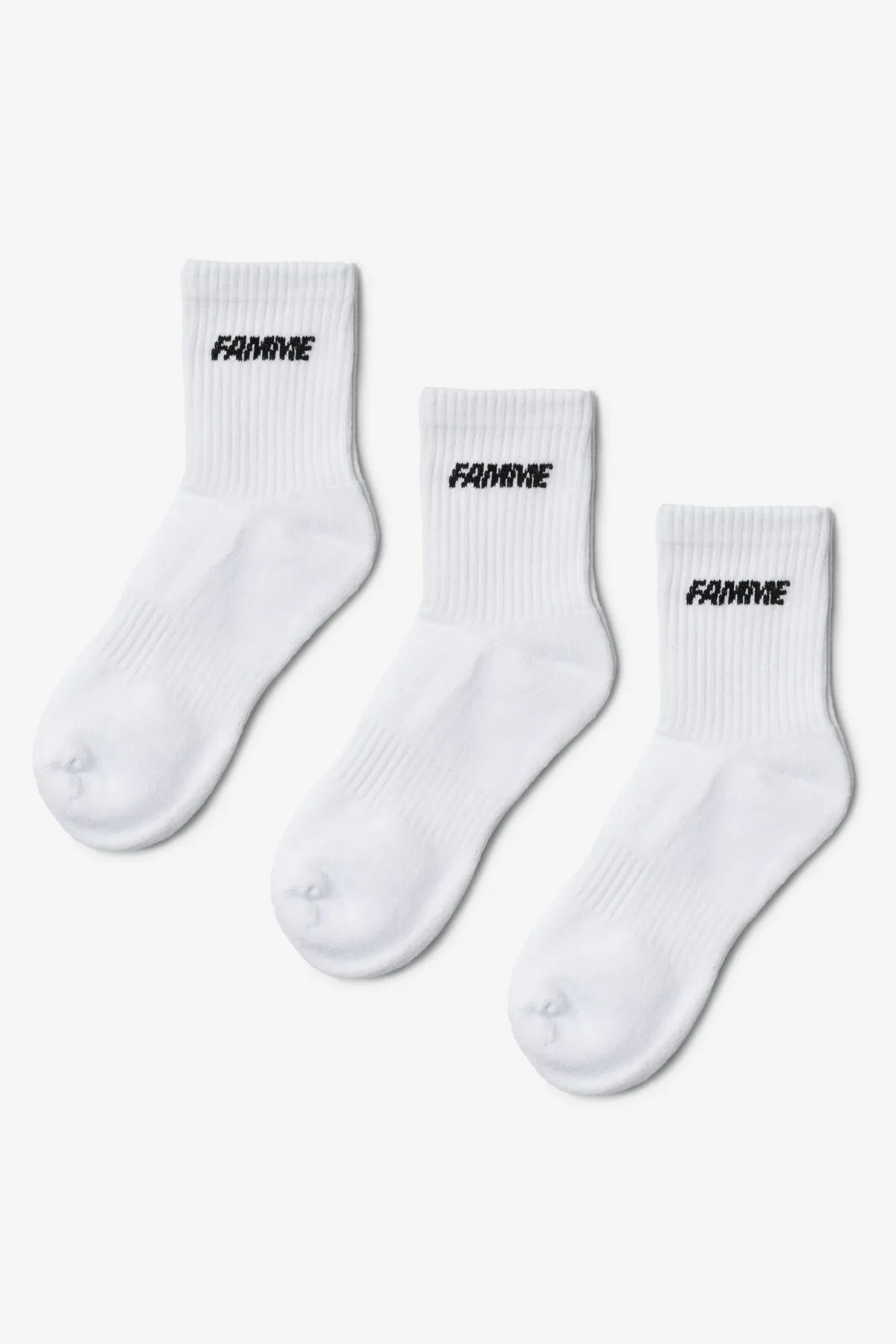 Tre par hvite Sky Knit tennissokker